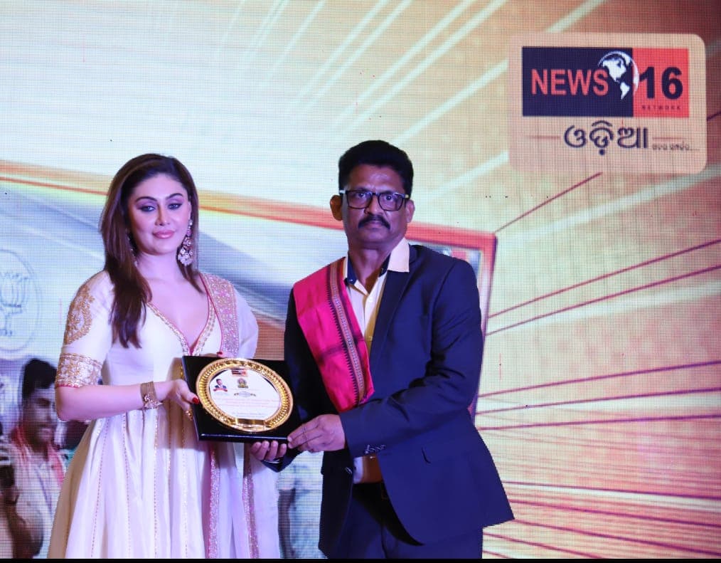 Future Vending founder Ganesh Parida receiving a recognition at a News18 Odia event